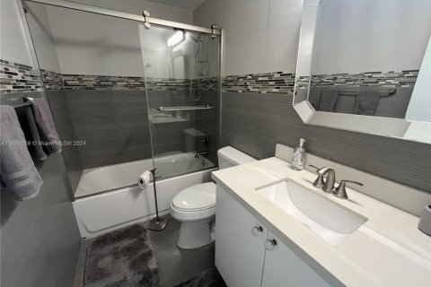 Copropriété à louer à Hollywood, Floride: 2 chambres, 108.7 m2 № 1985443 - photo 9