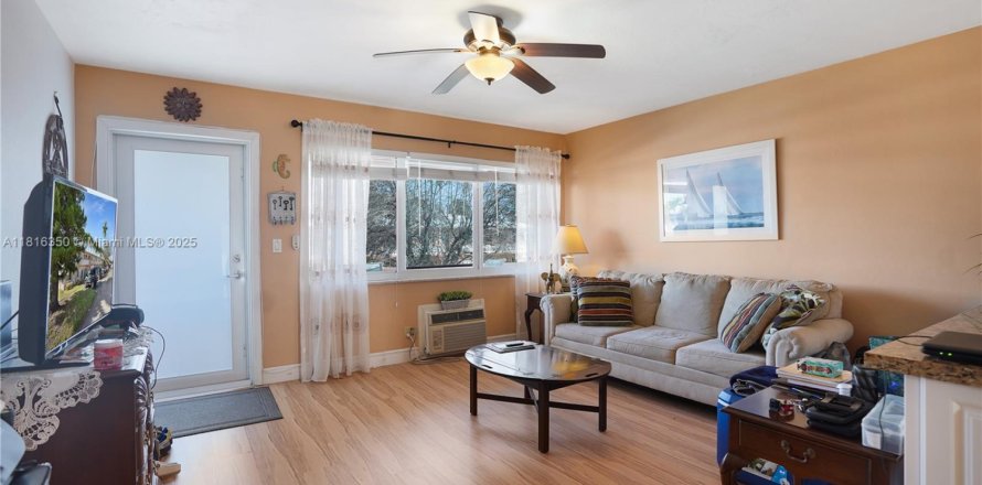 Condominio en Hallandale Beach, Florida, 1 dormitorio № 1977756