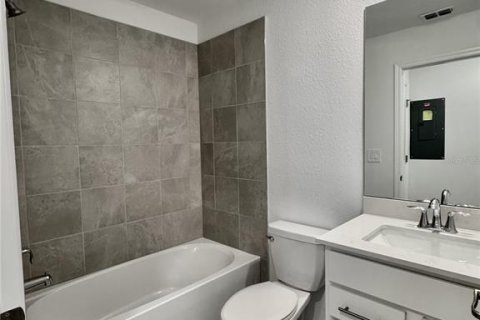 Condominio en alquiler en Lakewood Ranch, Florida, 2 dormitorios, 126.9 m2 № 2217427 - foto 13