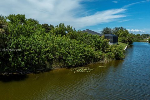 Terreno en venta en Cape Coral, Florida № 1980020 - foto 13