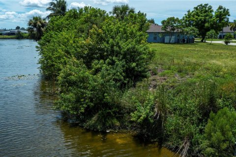 Terreno en venta en Cape Coral, Florida № 1980020 - foto 14