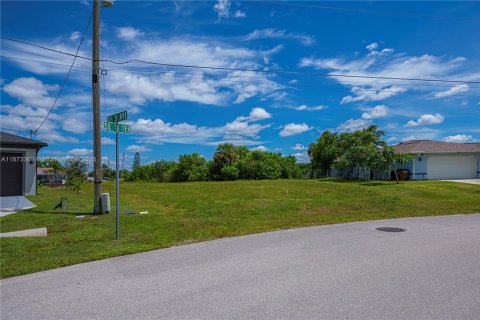 Terreno en venta en Cape Coral, Florida № 1980020 - foto 11