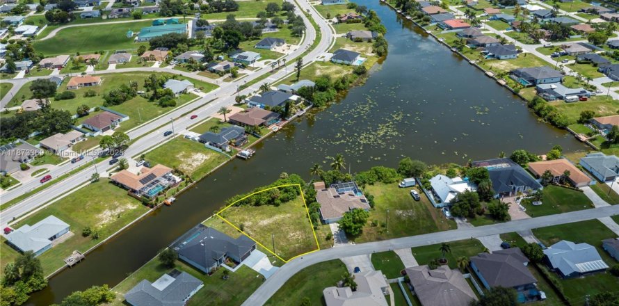 Terreno en Cape Coral, Florida № 1980020