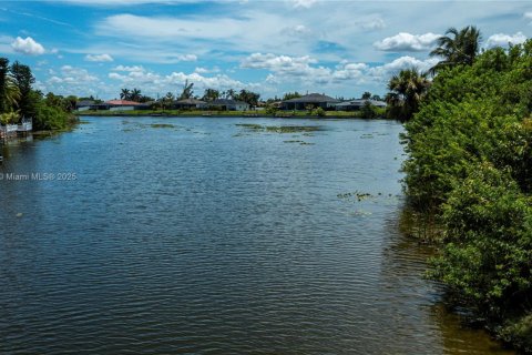 Terreno en venta en Cape Coral, Florida № 1980020 - foto 15