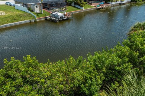Terreno en venta en Cape Coral, Florida № 1980020 - foto 17
