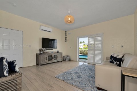 House in Islamorada, Village of Islands, Florida 3 bedrooms, 186.73 sq.m. № 1874480 - photo 15
