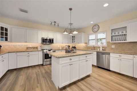 House in Islamorada, Village of Islands, Florida 3 bedrooms, 186.73 sq.m. № 1874480 - photo 25