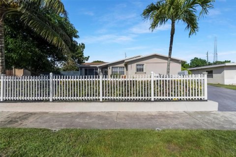 Casa en venta en Hollywood, Florida, 4 dormitorios, 185.71 m2 № 1974133 - foto 3