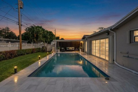 Casa en venta en Hollywood, Florida, 4 dormitorios, 185.71 m2 № 1974133 - foto 1