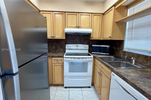 Снять в аренду таунхаус в Маргит, Флорида 2 спальни, 107.4м2, № 1998748 - фото 10