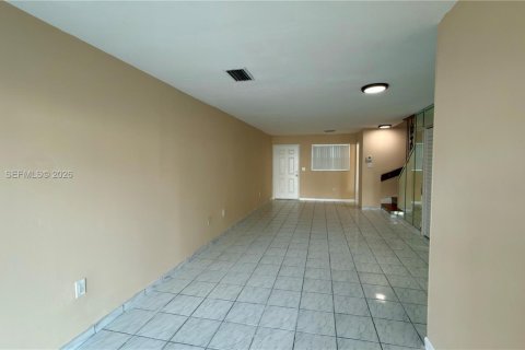 Снять в аренду таунхаус в Маргит, Флорида 2 спальни, 107.4м2, № 1998748 - фото 12