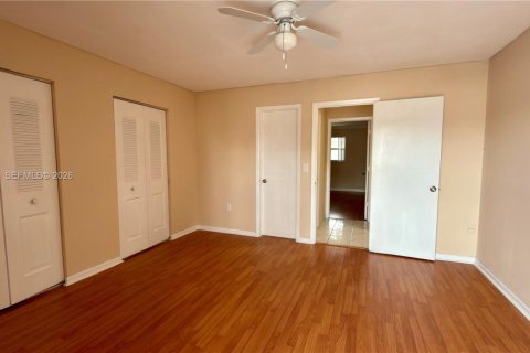 Снять в аренду таунхаус в Маргит, Флорида 2 спальни, 107.4м2, № 1998748 - фото 16