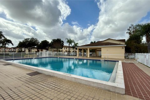 Снять в аренду таунхаус в Маргит, Флорида 2 спальни, 107.4м2, № 1998748 - фото 25