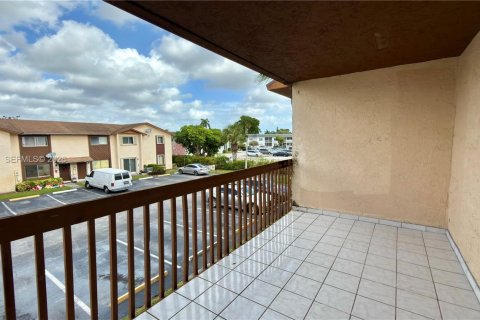 Снять в аренду таунхаус в Маргит, Флорида 2 спальни, 107.4м2, № 1998748 - фото 17