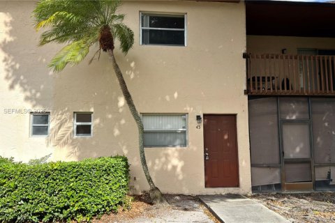 Снять в аренду таунхаус в Маргит, Флорида 2 спальни, 107.4м2, № 1998748 - фото 2