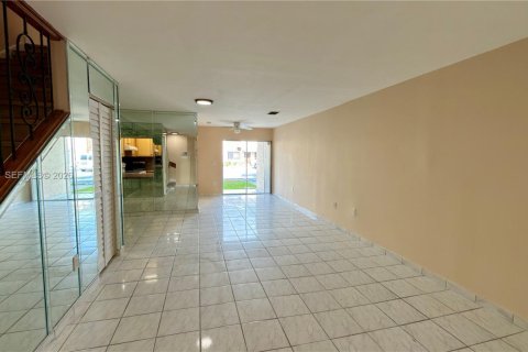 Снять в аренду таунхаус в Маргит, Флорида 2 спальни, 107.4м2, № 1998748 - фото 5