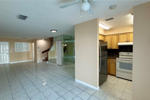 Снять в аренду таунхаус в Маргит, Флорида 2 спальни, 107.4м2, № 1998748 - фото 9