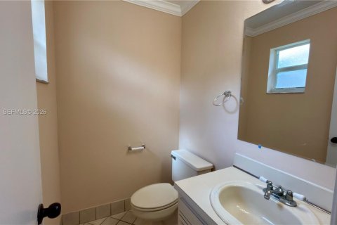 Снять в аренду таунхаус в Маргит, Флорида 2 спальни, 107.4м2, № 1998748 - фото 7