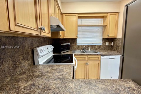 Снять в аренду таунхаус в Маргит, Флорида 2 спальни, 107.4м2, № 1998748 - фото 11