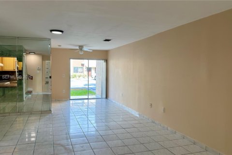 Снять в аренду таунхаус в Маргит, Флорида 2 спальни, 107.4м2, № 1998748 - фото 4