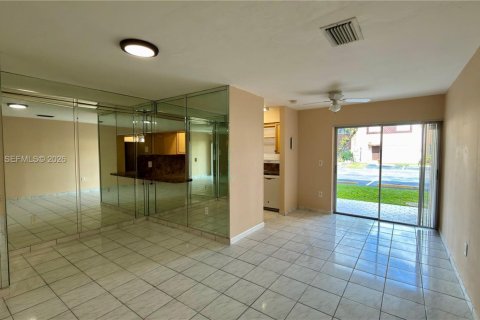 Снять в аренду таунхаус в Маргит, Флорида 2 спальни, 107.4м2, № 1998748 - фото 8