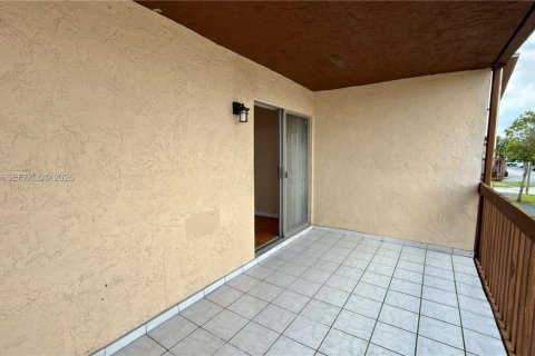 Снять в аренду таунхаус в Маргит, Флорида 2 спальни, 107.4м2, № 1998748 - фото 18