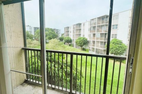 Condo in Miramar, Florida, 2 bedrooms  № 1779692 - photo 1