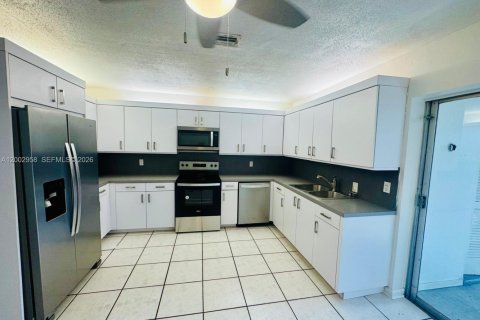 Купить коммерческую недвижимость в Помпано-Бич, Флорида 230.68м2, № 2066698 - фото 4