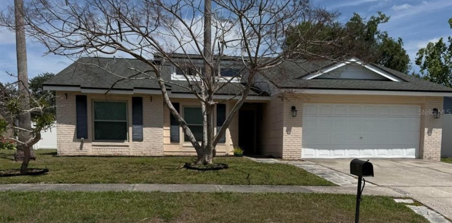 House in Brandon, Florida 3 bedrooms, 156.45 sq.m. № 2095761