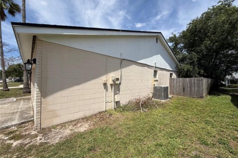 House in Brandon, Florida 3 bedrooms, 156.45 sq.m. № 2095761 - photo 2