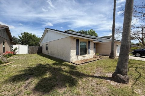 House in Brandon, Florida 3 bedrooms, 156.45 sq.m. № 2095761 - photo 3