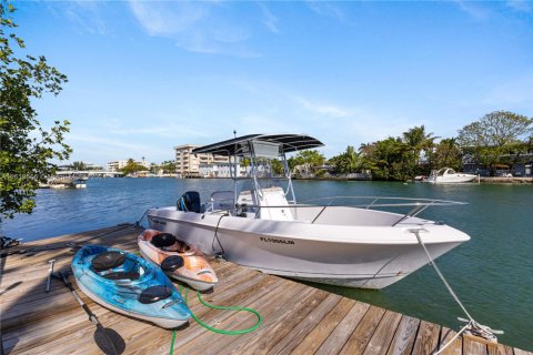 House in Miami Beach, Florida 5 bedrooms, 288.37 sq.m. № 1764153 - photo 6