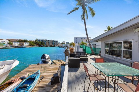 House in Miami Beach, Florida 5 bedrooms, 288.37 sq.m. № 1764153 - photo 5