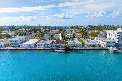 House in Miami Beach, Florida 5 bedrooms, 288.37 sq.m. № 1764153 - photo 15