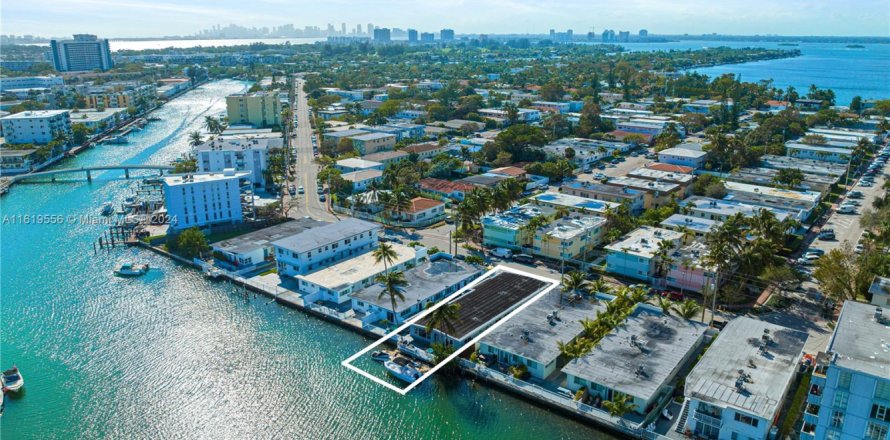 House in Miami Beach, Florida 5 bedrooms, 288.37 sq.m. № 1764153