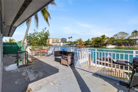 House in Miami Beach, Florida 5 bedrooms, 288.37 sq.m. № 1764153 - photo 8