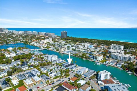 House in Miami Beach, Florida 5 bedrooms, 288.37 sq.m. № 1764153 - photo 12