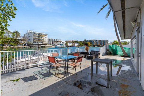 House in Miami Beach, Florida 5 bedrooms, 288.37 sq.m. № 1764153 - photo 9