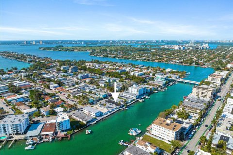 House in Miami Beach, Florida 5 bedrooms, 288.37 sq.m. № 1764153 - photo 13