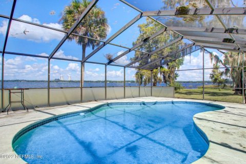 Casa en venta en East Palatka, Florida, 4 dormitorios, 366.78 m2 № 768804 - foto 1