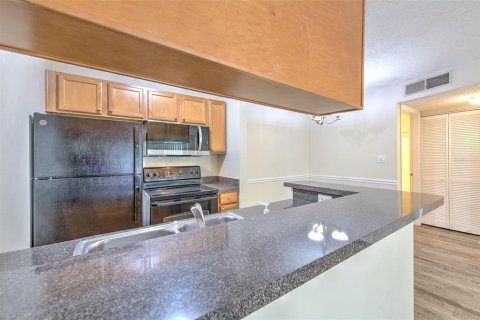 Condominio en venta en Brandon, Florida, 1 dormitorio, 55.56 m2 № 1902598 - foto 13