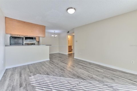 Condominio en venta en Brandon, Florida, 1 dormitorio, 55.56 m2 № 1902598 - foto 5