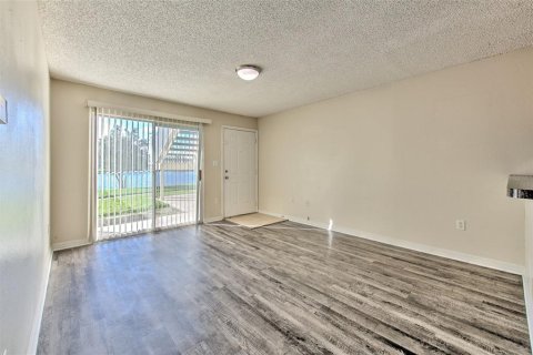 Condominio en venta en Brandon, Florida, 1 dormitorio, 55.56 m2 № 1902598 - foto 9