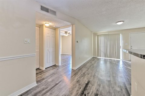 Condominio en venta en Brandon, Florida, 1 dormitorio, 55.56 m2 № 1902598 - foto 16