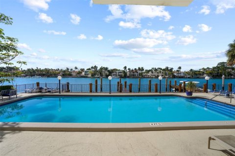Copropriété à vendre à Miami Beach, Floride: 2 chambres, 179.77 m2 № 1858653 - photo 24
