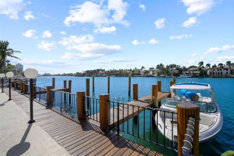 Copropriété à vendre à Miami Beach, Floride: 2 chambres, 179.77 m2 № 1858653 - photo 25