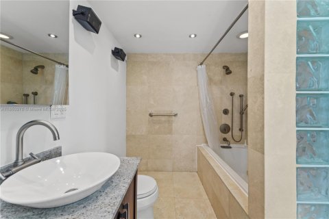 Copropriété à vendre à Miami Beach, Floride: 2 chambres, 179.77 m2 № 1858653 - photo 14