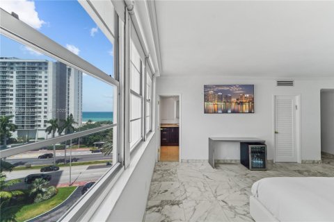 Copropriété à vendre à Miami Beach, Floride: 2 chambres, 179.77 m2 № 1858653 - photo 13