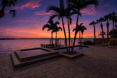House in Saint Petersburg, Florida 3 bedrooms, 268.3 sq.m. № 2095479