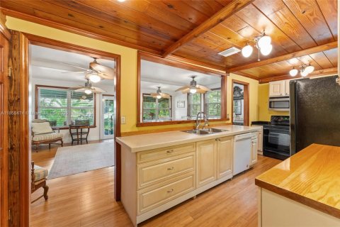 Снять в аренду виллу или дом в Форт-Лодердейл, Флорида 3 спальни, 290.6м2, № 1958553 - фото 10